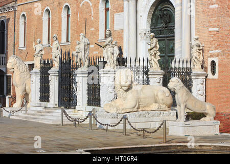 Die venezianische Arsenal Haupttor, die Porta Magna (1460) flankiert von Piraeus Löwe und verschiedenen anderen Löwen in Venedig, Italien Stockfoto