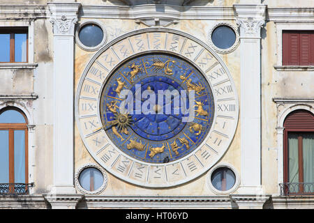 Markusplatz Clocktower (1490s) in Venedig, Italien Stockfoto