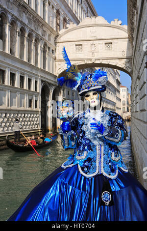 Eine kostümierte Dame an die Seufzerbrücke während der Karneval von Venedig, Italien Stockfoto