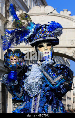 Eine kostümierte Dame an die Seufzerbrücke während der Karneval von Venedig, Italien Stockfoto