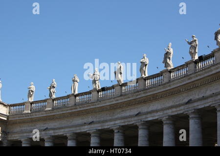 Statuen auf der Kolonnade des St. Peter Basilica Square in Rom, Italien Stockfoto