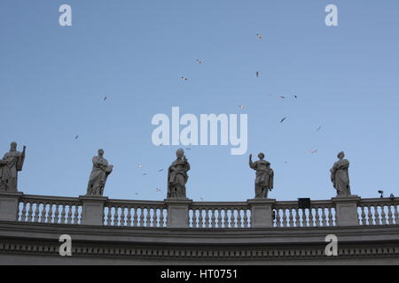 Statuen auf der Kolonnade des St. Peter Basilica Square in Rom, Italien Stockfoto