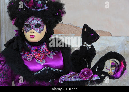 Eine Dame in einem traditionellen venezianischen Kostüm außerhalb der Dogenpalast während der Karneval von Venedig, Italien Stockfoto