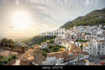 Panoramablick vom Festungsmauer des Dorfes Mijas bei Sonnenuntergang. Costa Del Sol, Andalusien, Spanien Stockfoto
