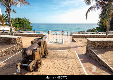 Seelandschaft mit alten Kanone am Strand von Playa Carabeillo in Nerja. Balkon Europas, Provinz Malaga, Andalusien, Spanien Stockfoto