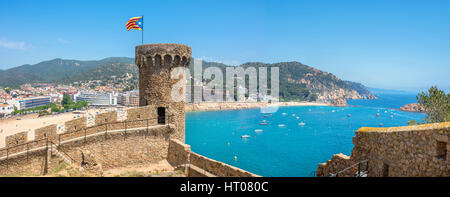 Panoramablick auf der alten Festung und Strand in Tossa de Mar. Costa Brava, Spanien Stockfoto