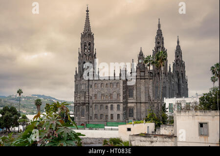 Ansicht der mittelalterlichen gotischen Kathedrale von San Juan Bautista in Arucas, Gran Canaria, Spanien Stockfoto