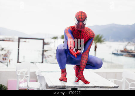 TIVAT, MONTENEGRO - 4. August 2015: Cosplayer verkleidet als Spiderman im Café von TIvat. Spiderman ist eine Romanfigur von Stan Lee Stockfoto