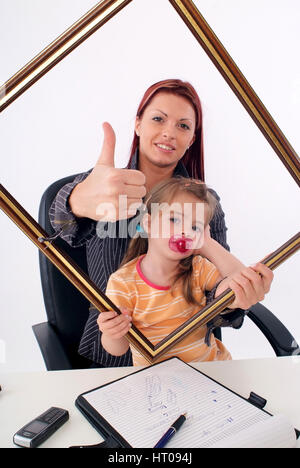 Symbolbild Karrierefrau Und Mutter, Erfolgreiche Geschaeftsfrau Mit Tochter bin Schreibtisch - erfolgreiche Geschäftsfrau mit Tochter Stockfoto