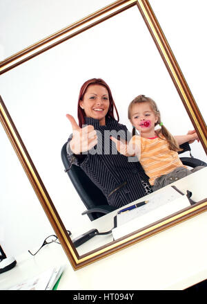 Symbolbild Karrierefrau Und Mutter, Erfolgreiche Geschaeftsfrau Mit Tochter bin Schreibtisch - erfolgreiche Geschäftsfrau mit Tochter Stockfoto