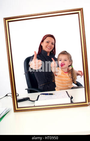 Symbolbild Karrierefrau Und Mutter, Erfolgreiche Geschaeftsfrau Mit Tochter bin Schreibtisch - erfolgreiche Geschäftsfrau mit Tochter Stockfoto