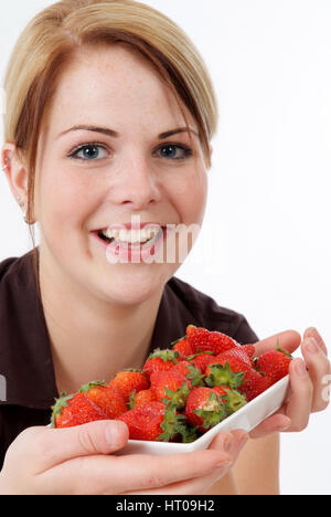 Junge Frau Mit Erdbeeren - junge Frau mit Erdbeeren Stockfoto