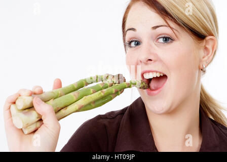 Junge Frau Mit Gruenem Spargel - Frau mit grünem Spargel Stockfoto