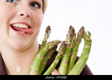 Junge Frau Mit Gruenem Spargel - Frau mit grünem Spargel Stockfoto