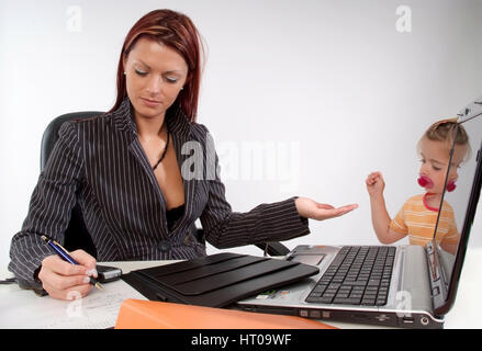 Junge Geschoeaeftsfrau Mit Kind Im Buero - Business-Frau mit Kind im Büro Stockfoto