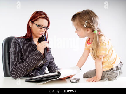 Junge Geschoeaeftsfrau Mit Kind Im Buero - Business-Frau mit Kind im Büro Stockfoto