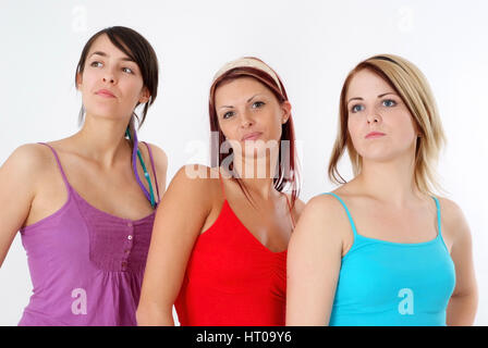 Drei Junge Frauen in Bunton Shirts - drei junge Frauen in bunten Hemden Stockfoto