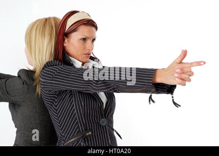 Geschoeaeftsfrauen Ruecken ein Ruecken Mit Imaginoeaerer Schusswaffe in der Hand - Business-Frauen Rücken an Rücken mit fiktiven Waffe in der hand Stockfoto