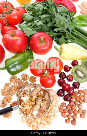 Obst, Gemuese Und Nuesse Unter der Lupe - Obst, Gemüse und Nüssen unter die Lupe Stockfoto