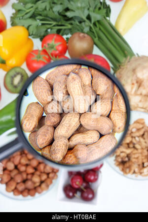 Obst, Gemuese Und Nuesse Unter der Lupe - Obst, Gemüse und Nüssen unter die Lupe Stockfoto