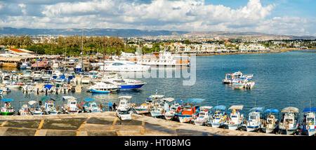 PAPHOS, ZYPERN - 1. NOVEMBER 2014.  Blick auf den Hafen vom Dach des Schlosses Paphos. Stockfoto