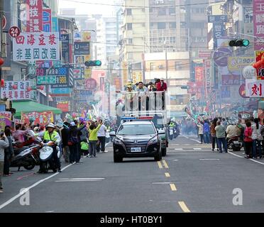 KAOHSIUNG, TAIWAN--9. Januar 2016: Unterstützer der DPP Präsidentschaftskandidatin Tsai Ying-Wen begrüßen ihre Wagenkolonne mit Fahnen und Feuerwerkskörper während Stockfoto