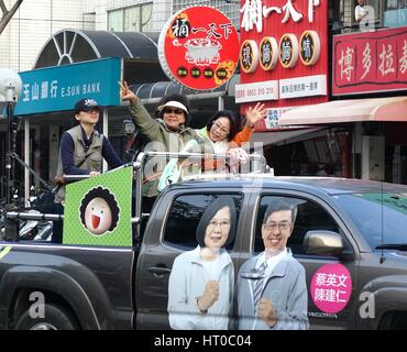 KAOHSIUNG, TAIWAN--9. Januar 2016: Kaohsiung Stadt Bürgermeister Chen Chu (mit Sonnenbrille) "Wellenlinien" für Anhänger der DPP Präsidentschaftskandidatin Tsai Ying-Wen Stockfoto