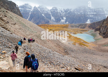 Lake Louise, Kanada - 17. September 2016: Wanderer Traverse der felsigen Pfad am Sentinel Pass in die Lärche-Tal in der Nähe von Lake Louise im Banff National Park Stockfoto