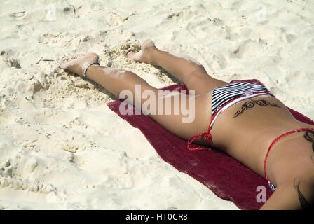 Frau Im Bikini Sonnt Sich Bin Sandstrand Frau Im Bikini Sonnen Am Strand Stockfotografie Alamy