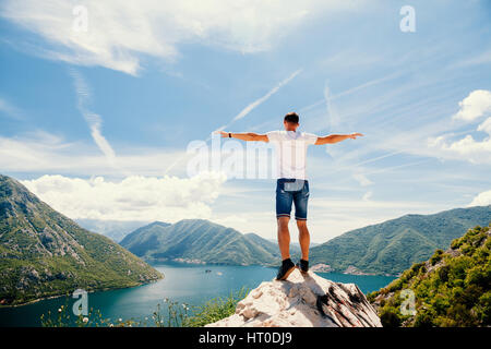 fröhliche Menschen reisen Berge. Gan-Standort in Europa. Berge und Meerblick Stockfoto
