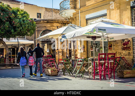 Nikosia, Zypern - Dezember 3: Old fashioned Cafe Terrasse an der Fanairomenis Street am 3. Dezember 2015 in Nikosia. Stockfoto