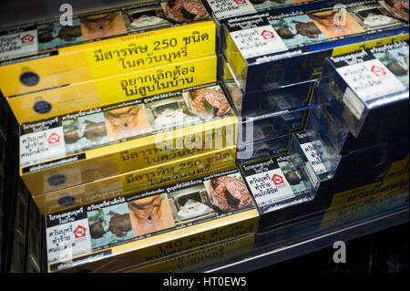 08.02.2017, Bangkok, Thailand, Asien - Regale voll von Tabakerzeugnissen in einem Duty Free Shop am Flughafen Bangkok Suvarnabhumi. Stockfoto