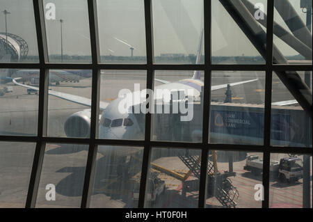 08.02.2017, Bangkok, Thailand, Asien - A Thai Airways Passagierflugzeug auf ein Tor am Flughafen Bangkok Suvarnabhumi geparkt wird. Stockfoto