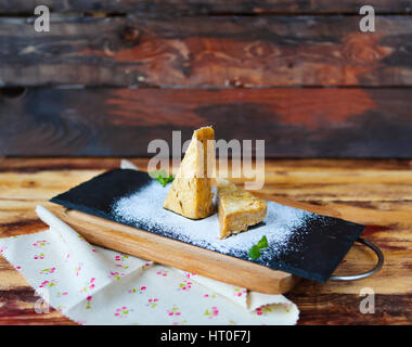 Traditionelle ungarische Esterhazy-Torte auf einem hölzernen Hintergrund Stockfoto