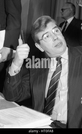 David Trippier, konservative Partei Mitglied des Parlaments für Rossendale und Darwen, besucht eine Party Local Government-Pressekonferenz in London, England am 10. April 1991. Stockfoto