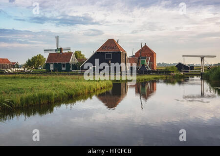 Zaanse Schans mit seinen historischen Holzhäusern, Lagerhallen und Windmühlen ist ein Konzept innerhalb und außerhalb der Zaanstreek. auf dem Bild sehen Sie das che Stockfoto