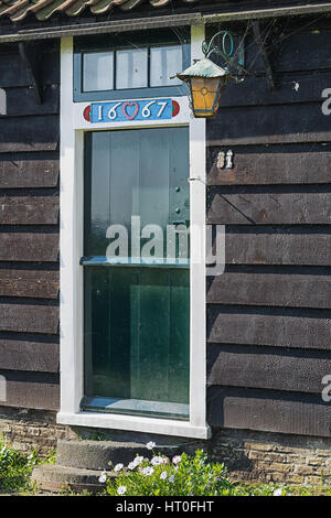 Zaanstad, Niederlande, 3. September 2014: antike Tür eines alten Hauses auf der Zaanse Schans. Stockfoto