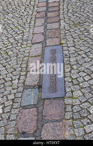 Eine Gedenktafel für die Position der Berliner Mauer auf der Straße, Berlin, Deutschland Stockfoto