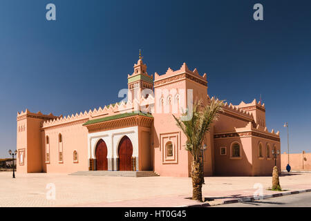 Die Moschee in Zagora, Marokko mit einer Palme im Vordergrund. Stockfoto