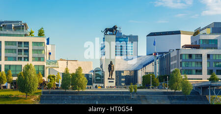 BRATISLAVA, Slowakei-Mai 7, 2016:Slovak national Theater am Ufer der Donau in Bratislava Hauptstadt der Slowakei Stockfoto