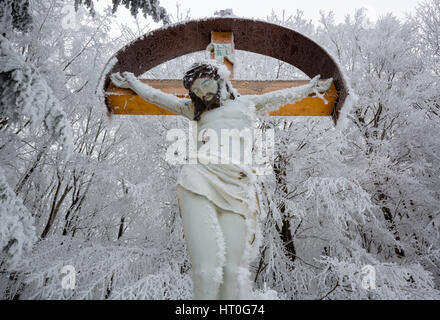 Holz Kreuz mit Jesus in Karpaten, Slowakei Stockfoto