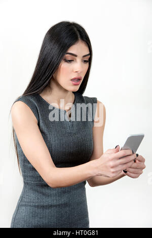 Nahaufnahme von eine Geschäftsfrau mit Smartphone. Stockfoto