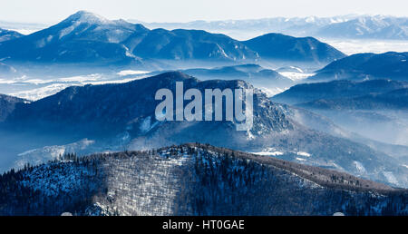 Winterlandschaft im Nationalpark Mala Fatra und Nationalpark Niedere Tatra im Hintergrund, Slowakei Stockfoto