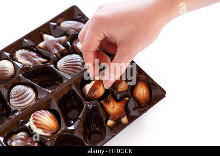 Frau Hände die Praline in box Stockfoto