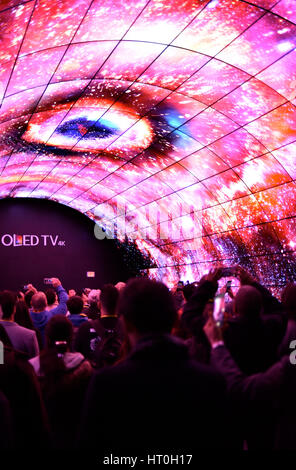 LG präsentiert die OLED-TV mit 4K Auflösung mit einer 3D Videowand auf der CES-2017 voller Staunen Besucher auf. Stockfoto