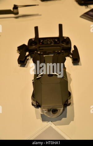 Nahaufnahme des DJI Mavic Pro Verbraucher Drohne auf dem Display in der DJI-Messestand auf der CES-2017. Video, Fotografie, Flug, Überwachung. Stockfoto