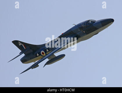 Hawker Hunter G-BXFI einen schnellen Pass auf Jersey Air Display im September 2014 durchführen Stockfoto