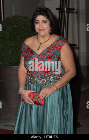 Der Prinz von Wales, Camilla Duches von Cornwall und Gäste besuchen das britische asiatische Vertrauen jährliche Gala-Dinner statt in der Guildhall, London mit: Gurinder Chadha wo: London, Vereinigtes Königreich bei: 2. Februar 2017 Stockfoto