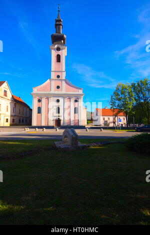 Holy Trinity Church, Otocac, Kroatien mit Mini Modell Bridge im Vordergrund Stockfoto