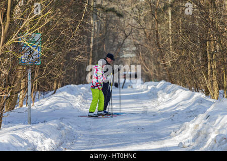 Älteres Paar Ski im Wald. Stockfoto